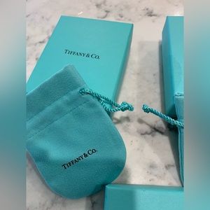 3 Tiffany boxes. Inside pouch included. 1 ribbon. 1 earring holder